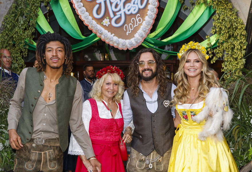 Henry Samuel, Erna Klum, Tom Kaulitz und Heidi Klum vor dem Hofbräuhaus München zum "HeidiFest" 2026