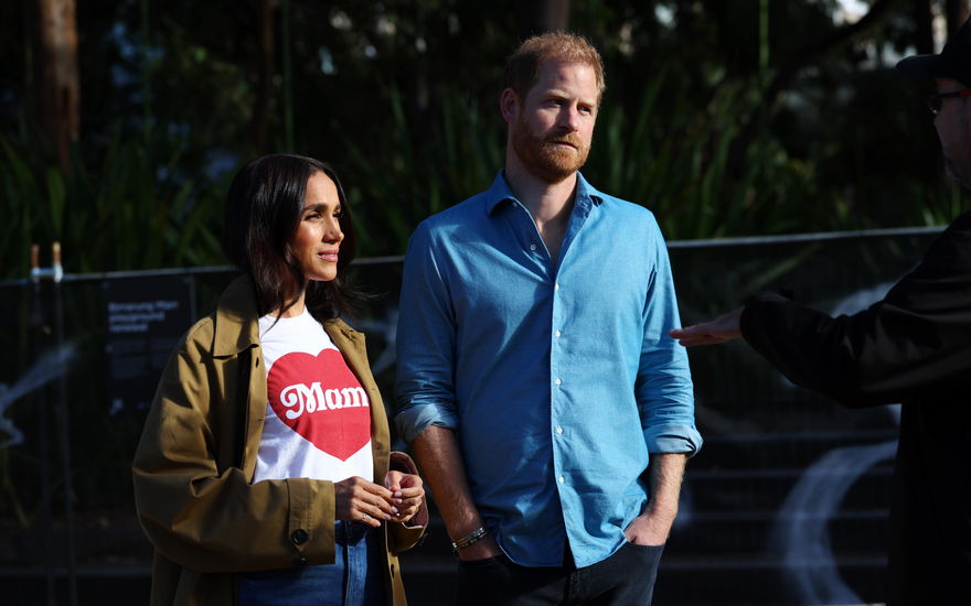 Herzogin Meghan und Prinz Harry gucken beide ernst