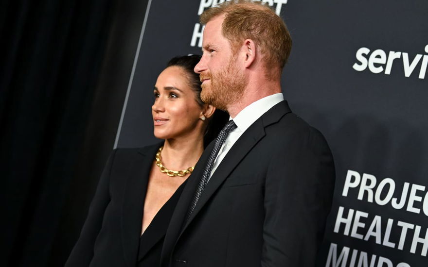 Herzogin Meghan und Prinz Harry gucken ernst