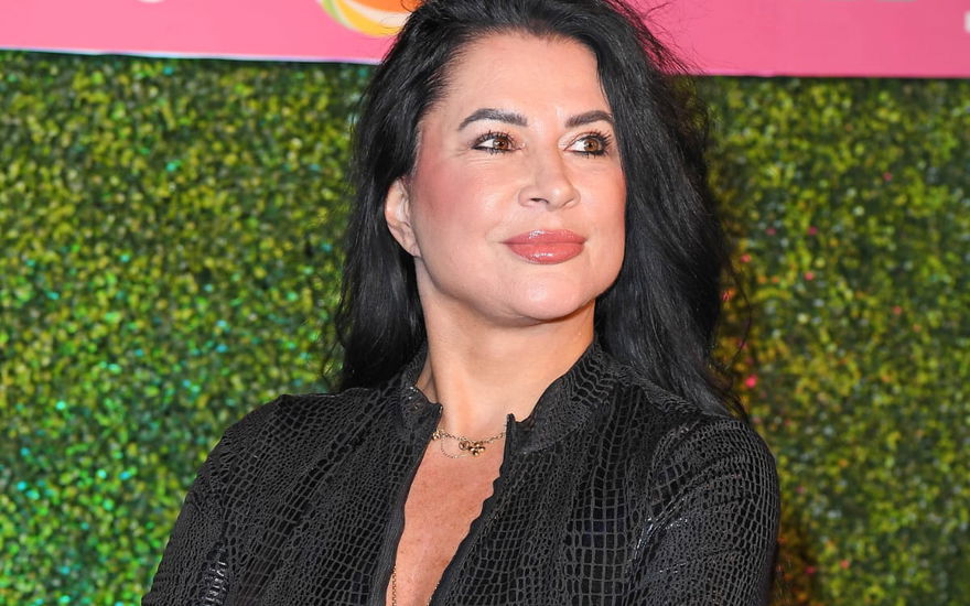Iris Katzenberger schaut über die Schulter zur Seite und lächelt