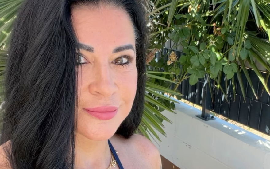 Iris Katzenberger macht ein Selfie und lächelt