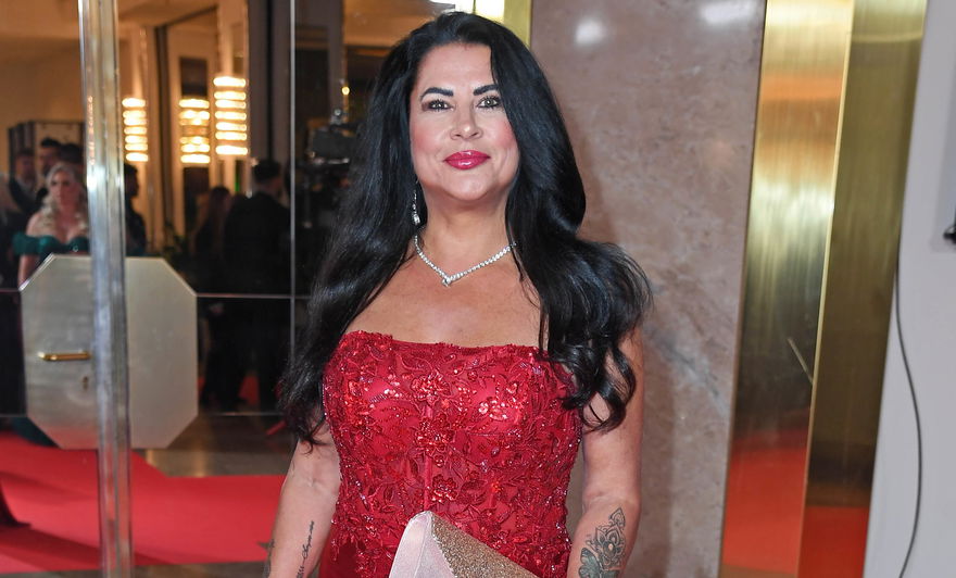 Iris Klein im roten Kleid