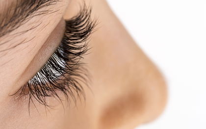 Von Profis Dr. Emi Arpa empfohlen: Die besten Pflege-Tipps für volle Wimpern