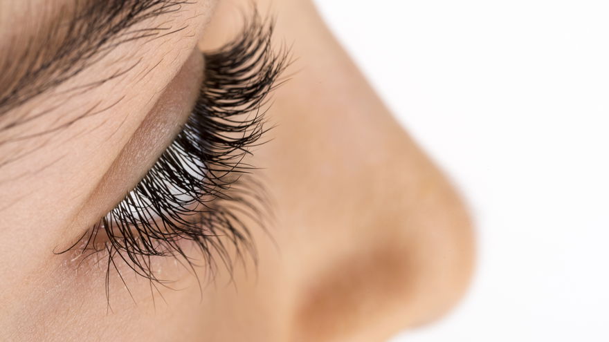Frau mit dichten Wimpern