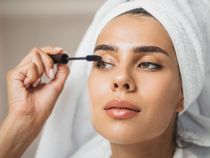 Dank Spezial-Minibürste: Diese Mascara erfasst selbst feinste Härchen ohne Verkleben