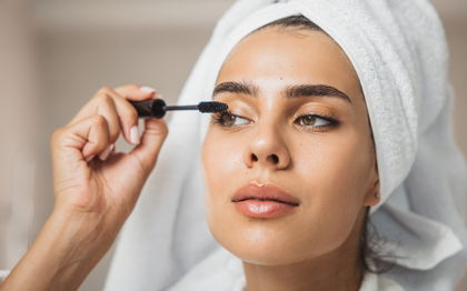 Dank Spezial-Minibürste: Diese Mascara erfasst selbst feinste Härchen ohne Verkleben