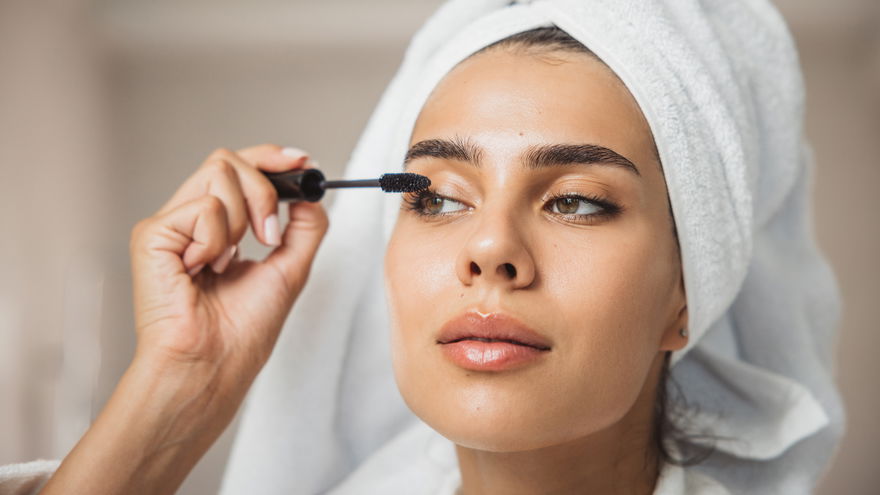 Frau malt Wimpern an