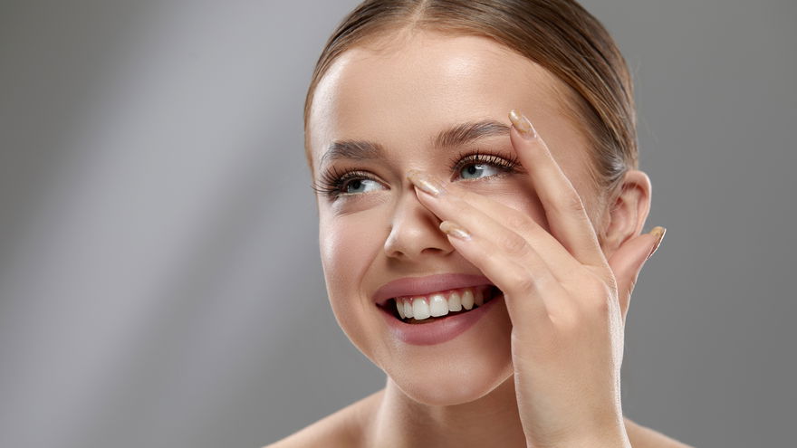 Frau mit Hand um Auge