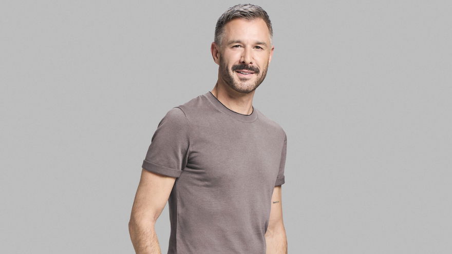 Jochen Schropp vor grauer wand