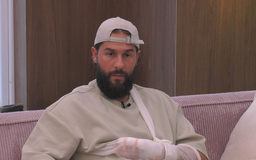 Maurice Dziwak mit verletztem Arm