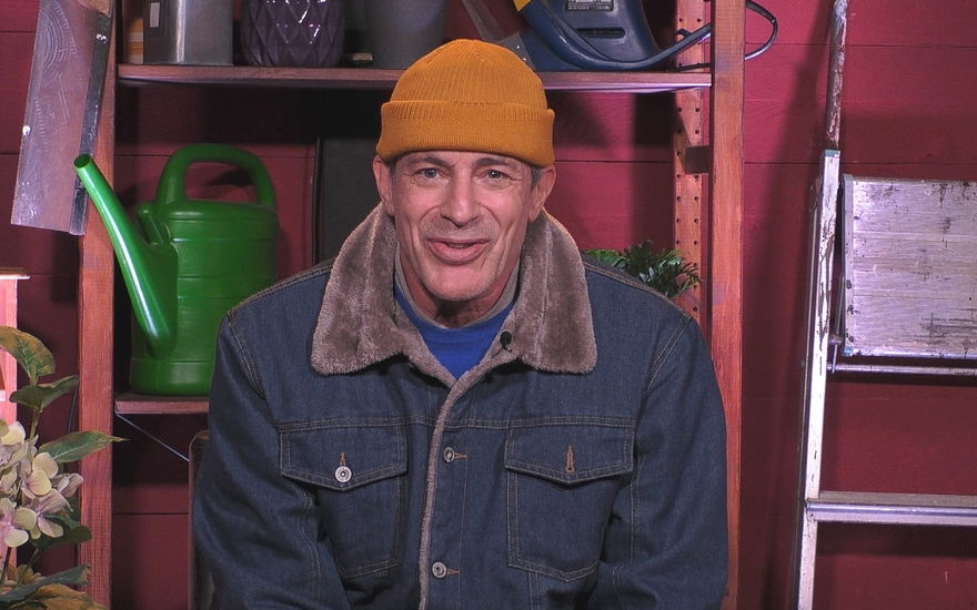 Gedeon Burhard mit Mütze im Einzelinterview bei "Promi Big Brother"