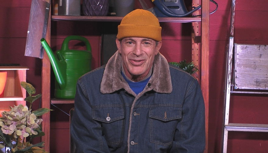 Gedeon Burhard mit Mütze im Einzelinterview bei "Promi Big Brother"