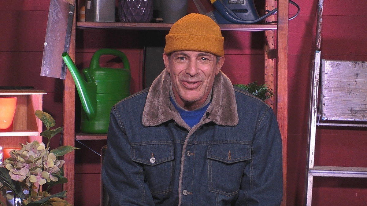 Gedeon Burhard mit Mütze im Einzelinterview bei "Promi Big Brother"