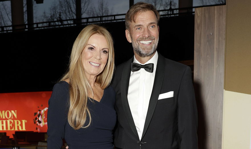 Jürgen Klopp und seine Ehefrau Ulla lächelnd und Arm in Arm