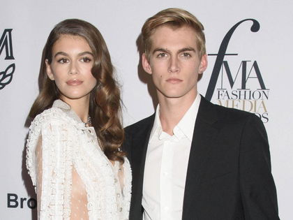 "Ich liege buchstäblich auf meinen verdammten Knien": Kaia Gerber teilt emotionale Zeilen an Bruder Presley (†27)