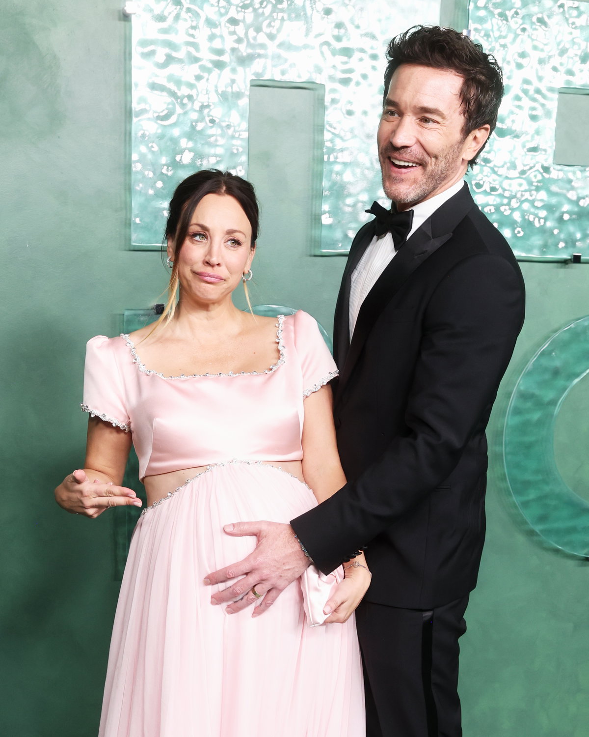 Kaley Cuoco schwanger mit Ehemann bei den Emmys 2026