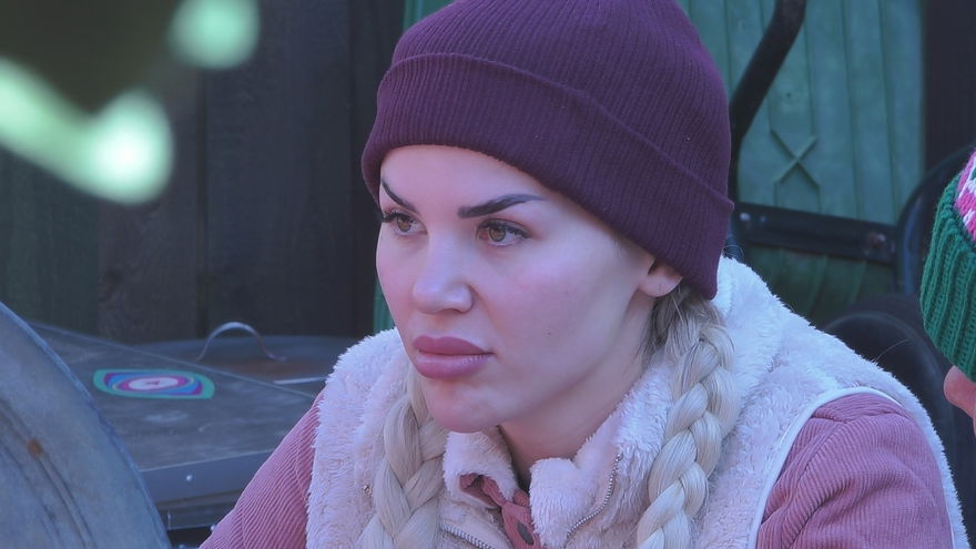 Kim Virginia guckt bei "Promi Big Brother" ernst und traurig