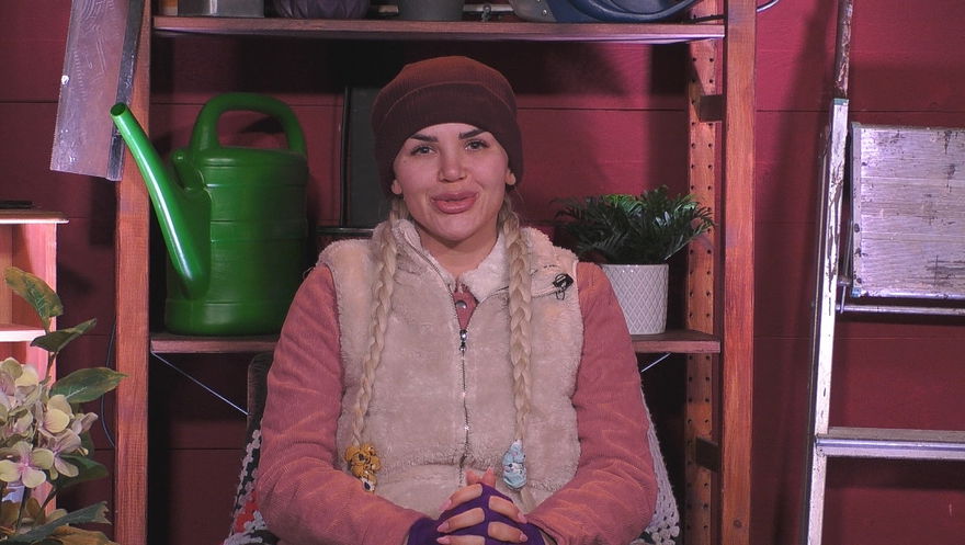 Kim Virginia mit Mütze im "Promi Big Brother"-Interview