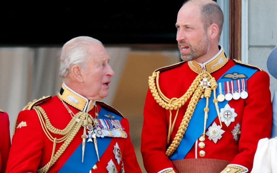 König Charles und Prinz William schauen sich an