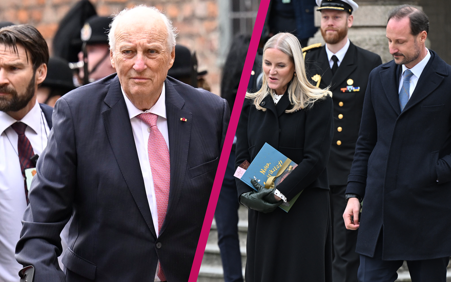 König Harald von Norwegen schaut ernst, Prinzessin Mette-Marit und Prinz Haakon schauen traurig
