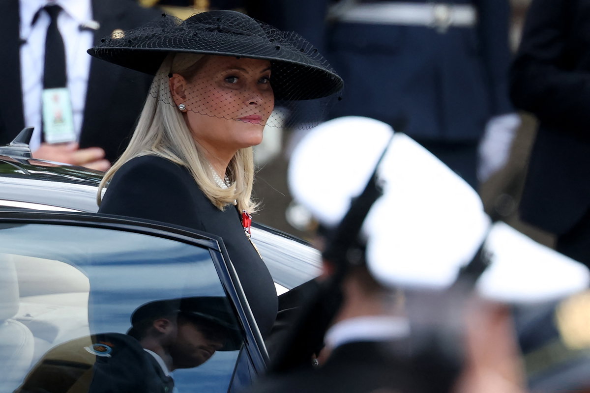 Königin Mette-Marit steigt vor der Trauerfeier für König Harald aus dem Auto aus