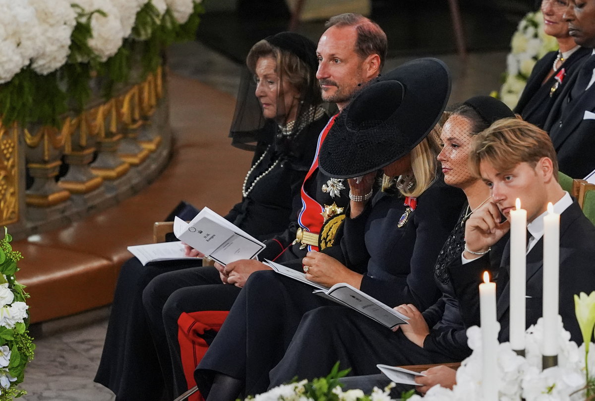 Königin Sonja, König Haakon und Königin Mette-Marit weinen