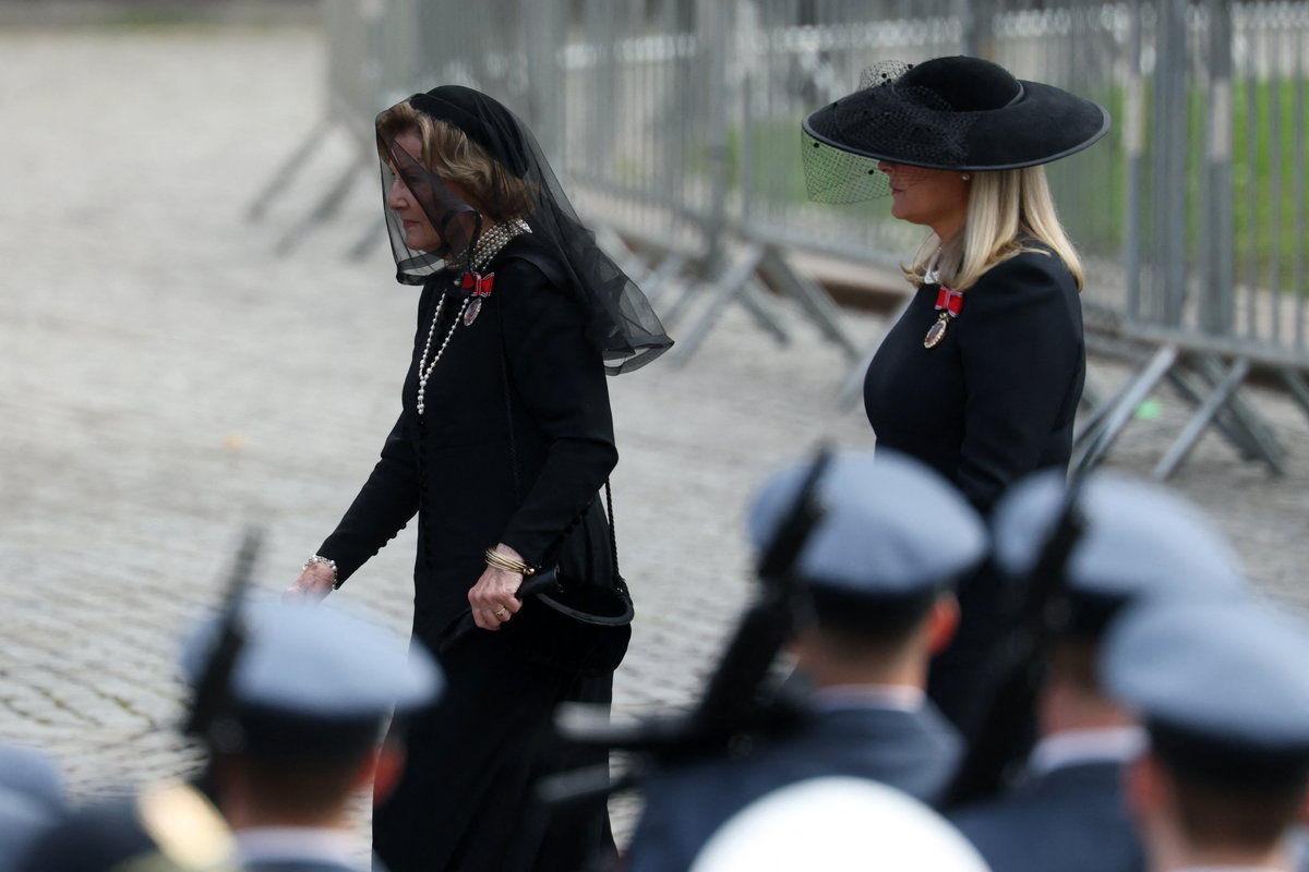 Königin Sonja und Königin Mette-Marit vor dem Osloer Dom