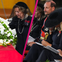 Rote Rose auf dem Sarg: Königin Sonja rührt bei Haralds Beisetzung zu Tränen - Mette-Marit kämpft mit Emotionen