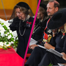 Rote Rose auf dem Sarg: Königin Sonja rührt bei Haralds Beisetzung zu Tränen - Mette-Marit kämpft mit Emotionen