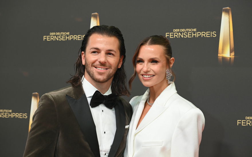 Riccardo Basile und Freundin Laura Wontorra lächeln