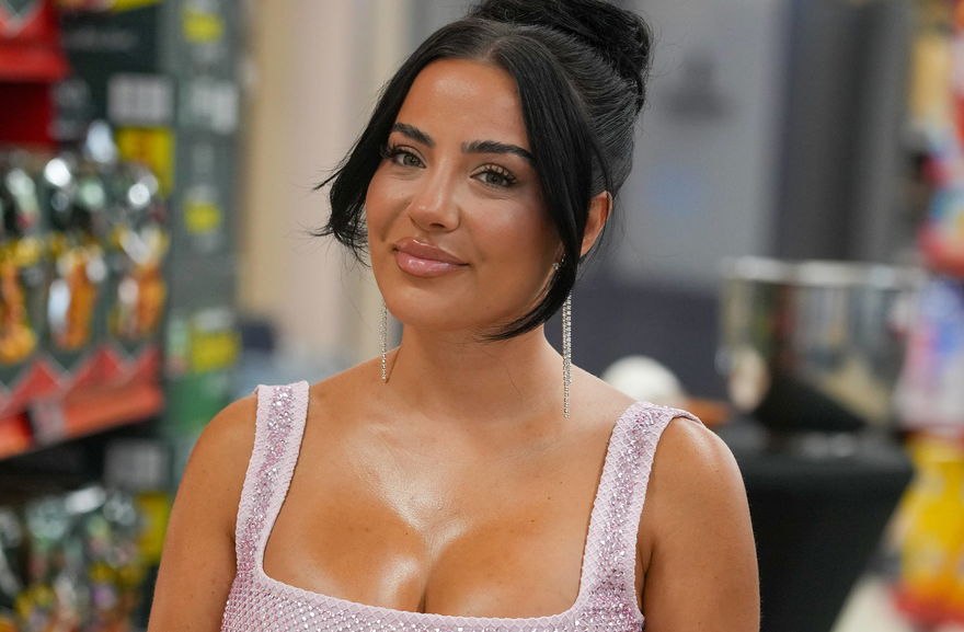 Leyla Heiter guckt skeptisch und lächelt leicht