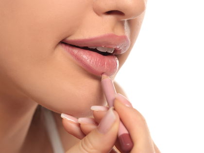Weichzeichner für die Lippen: Dieser Drogerie-Lipliner lässt Fältchen sofort verschwinden