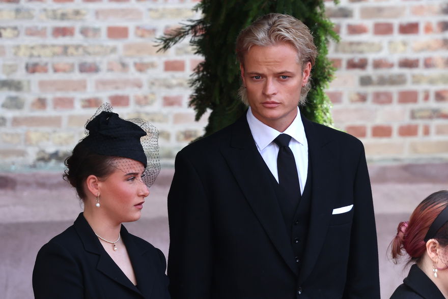 Emma Tallulah Behn und ihr Stiefcousin Marius Borg Høiby vor dem Osloer Dom im Rahmen von König Haralds Trauerfeier.