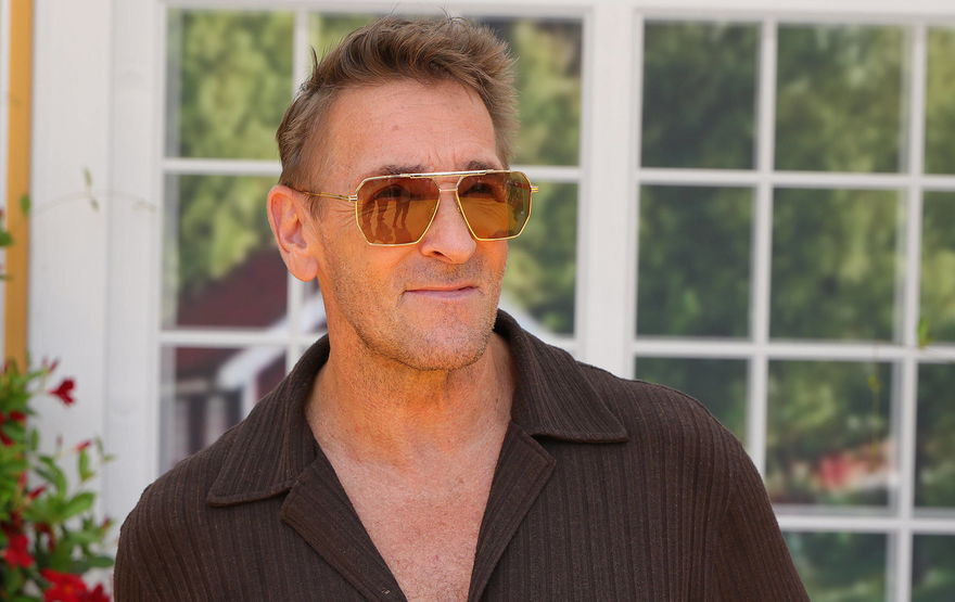 Mark Keller lächelt und trägt eine Sonnenbrille