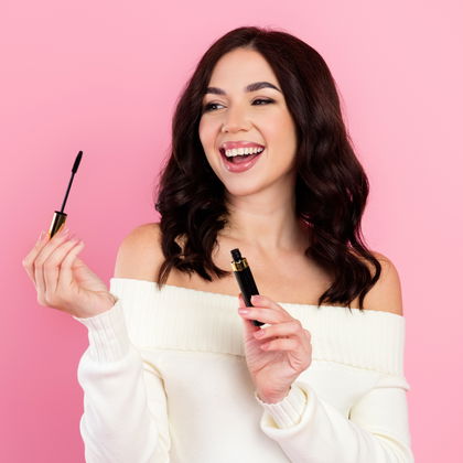 Fehlkauf adé: Diese Drogerie-Mascara sorgt dank 2-in-1-Bürste für Volumen ohne Fliegenbeine