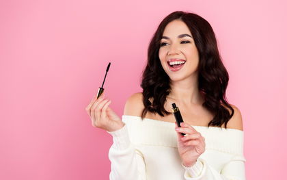 Fehlkauf adé: Diese Drogerie-Mascara sorgt dank 2-in-1-Bürste für Volumen ohne Fliegenbeine