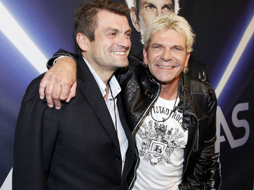 Matthias Reim lacht Arm in Arm mit seinem Bruder Christoph