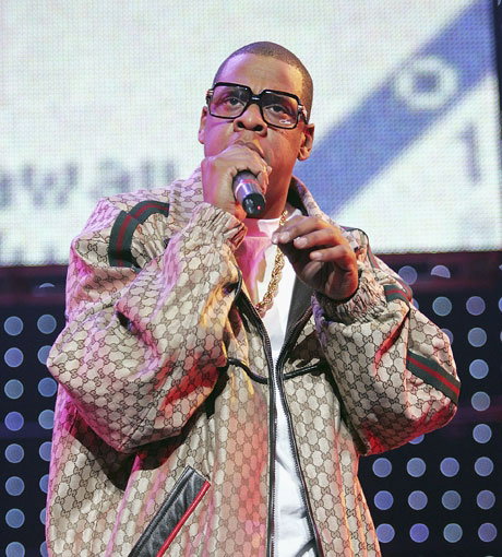 Was früher nur die schlimmsten Streber trugen, schmückt plötzlich Hollywood-Stars. Auch Rapper Jay-Z steht der "Nerd-Look"