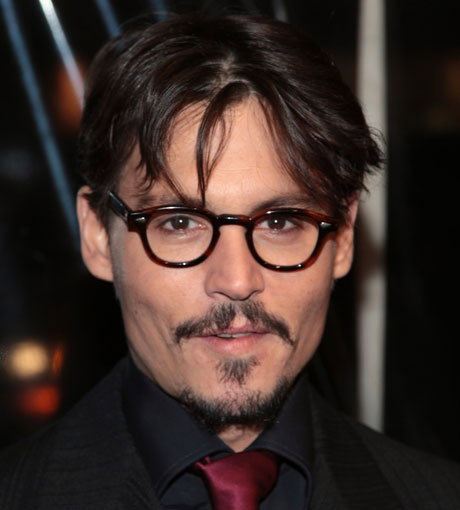 Spießig? Auf keinen Fall! Frauenschwarm Johnny Depp ist häufig mit seiner so genannten "Nerdbrille" zu sehen. Egal ob auf dem roten Teppich oder privat - die Brille rundet sein Styling perfekt ab