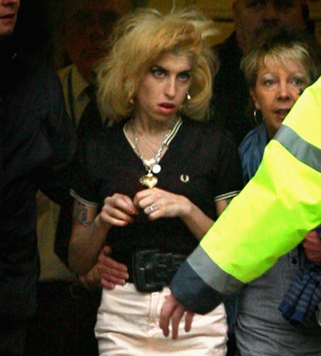 Amy Winehouse mit zerzausten Haaren