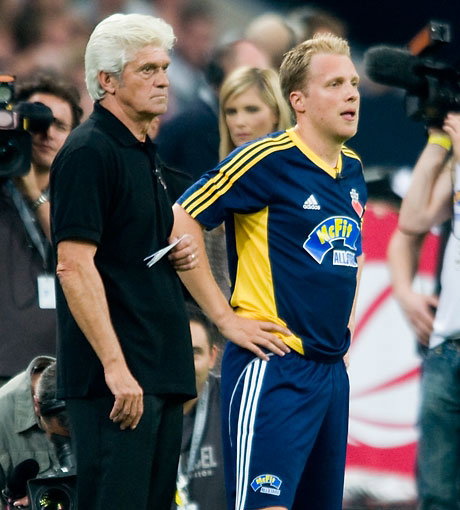 Trainer Werner Lorant schickten im Verlauf des Spiels eine Reihe Geheimwaffen auf das Feld. Neben Mario Basler, wurden noch Thomas "Icke" Häßler und Schalke-Idol Ebbe Sand eingewechselt