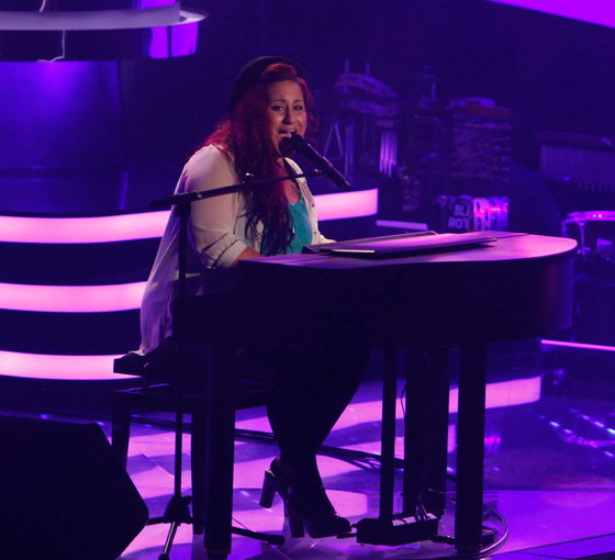 Die 25-Jährige spielt sich am Klavier mit "Save Me From Myself" von Christina Aguilera direkt ins Team Rea