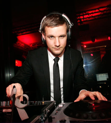 Am Samstag fand im noblen Hamburger "Empire Riverside Hotel" der "Ahoi! 2010 - Neujahrsempfang" statt. Zahlreiche Promis feierten durch die Nacht und wurden musikalisch von DJ Tobias Schlegl versorgt. OK! zeigt die schönsten Bilder des Abends