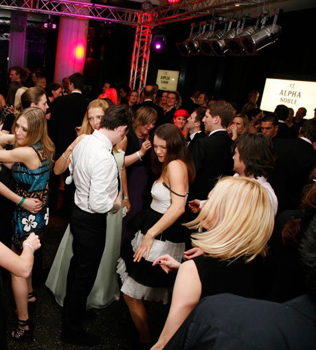 Über 600 Gäste aus Politik, Wirtschaft, Showbusiness und Sport feierten den Beginn des neuen Jahres bei der "Ahoi"-Party im "Empire Riverside Hotel"