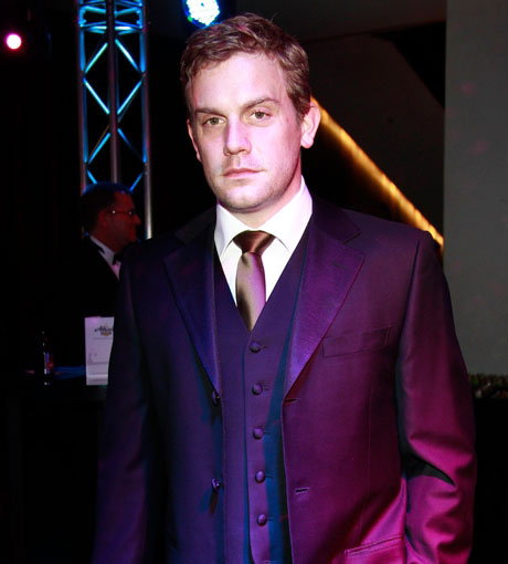 Schauspieler Sebastian Bezzel hat sich zu diesem Anlass extra in Schale geschmissen