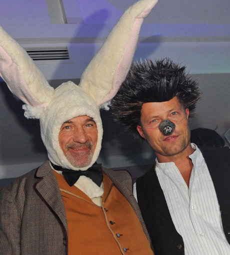 So konnte man Heiner Lauterbach und Til Schweiger bereits im erfolgreichen "Zweiohrküken"-Kinofilm erleben. Lauterbach verkleidete sich als Hase und Schweiger als "Mucki"