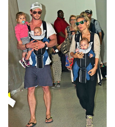 Chris Hemsworth und seine Familie am Flughafen