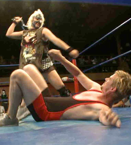 Als Il Sexisto" kämpft Joko mit der Wrestlerin Sadica". Nur knapp entgeht der 33-Jährige dem Knock-Out durch die Kampfbraut
