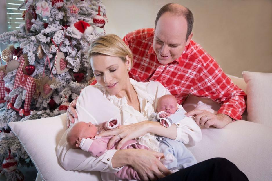 Charlène von Monaco mit Albert und den neugeborenen Zwillingen Weihnachten