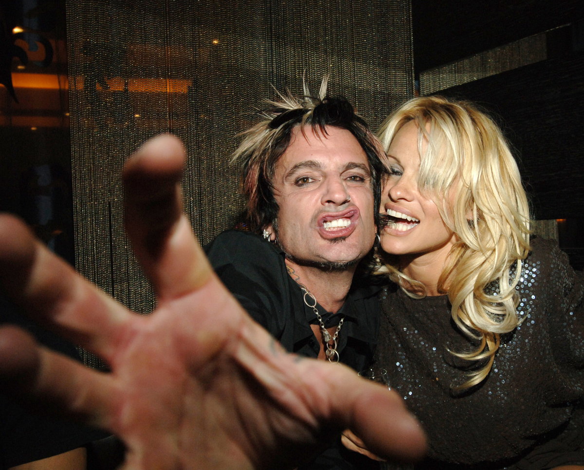 Pamela Anderson knabbert an Tommy Lees Ohr